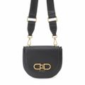 【ブラック(BLA)】【ONESIZE】GUESS クロスボディバッグ (W)FLEET Mini Saddle Crossbody