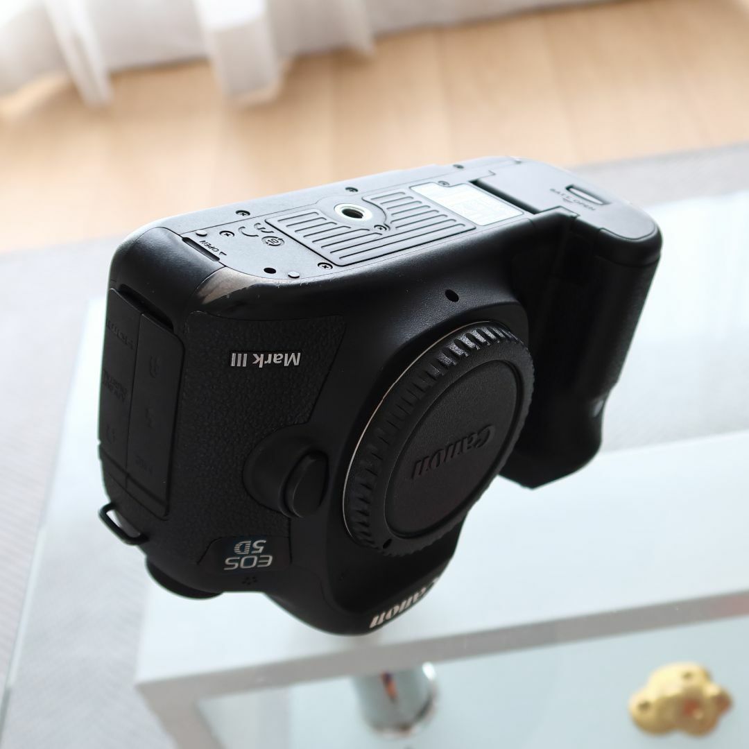 Canon(キヤノン)のEOS 5D Mark III (5D3)ボディ バッテリー2個付き スマホ/家電/カメラのカメラ(デジタル一眼)の商品写真