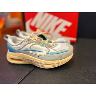 ナイキ(NIKE)のAIR MAX BLISS(スニーカー)