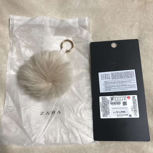 ZARA(ザラ)のZARAフェイクファーポンポンキーホルダー ハンドメイドのファッション小物(バッグチャーム)の商品写真