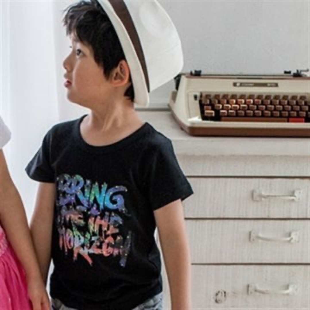 韓国子供服 レインボーロゴプリントTシャツ キッズ/ベビー/マタニティのキッズ服女の子用(90cm~)(Tシャツ/カットソー)の商品写真