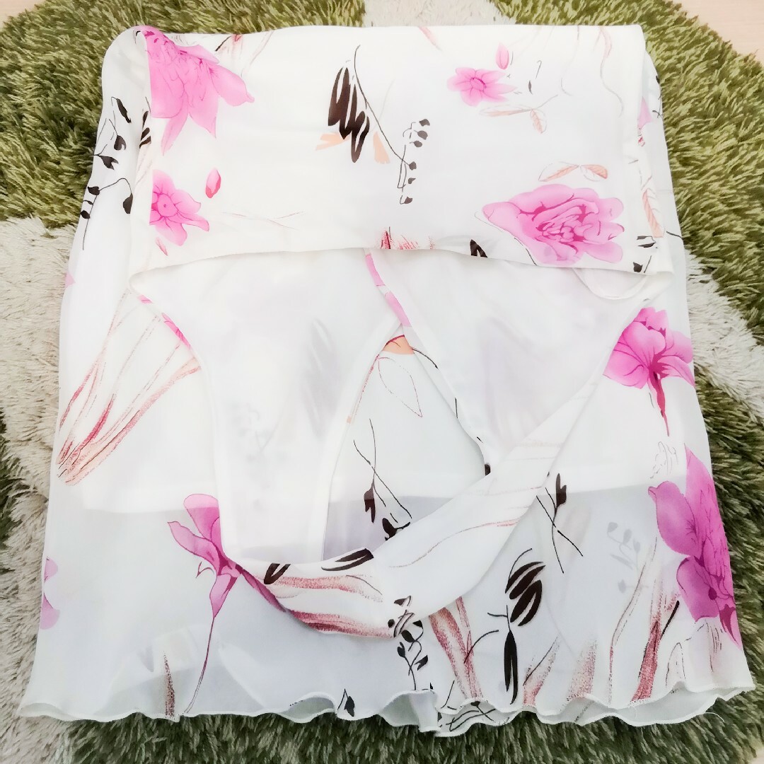 ピンク花柄　ホルターネック・カシュクールワンピース　白　膝丈 レディースのワンピース(ひざ丈ワンピース)の商品写真