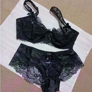 新品未使用🌟ブラックのレースの透け感が美しいブラジャーとショーツのセット売り(ブラ&ショーツセット)