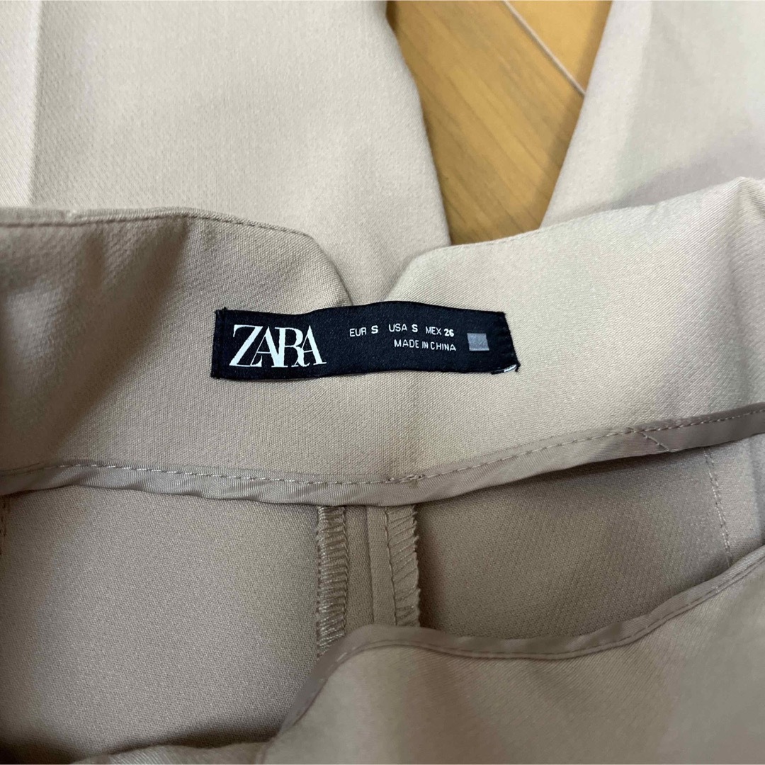 ZARA(ザラ)のZARA センタープレスハイウエスト　テーパード　パンツ レディースのパンツ(カジュアルパンツ)の商品写真