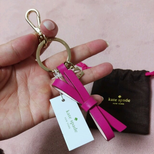 kate spade new york(ケイトスペードニューヨーク)の新品タグ付き♥ケイトスペード✨リボン🎀レザーチャーム♥ レディースのファッション小物(キーホルダー)の商品写真