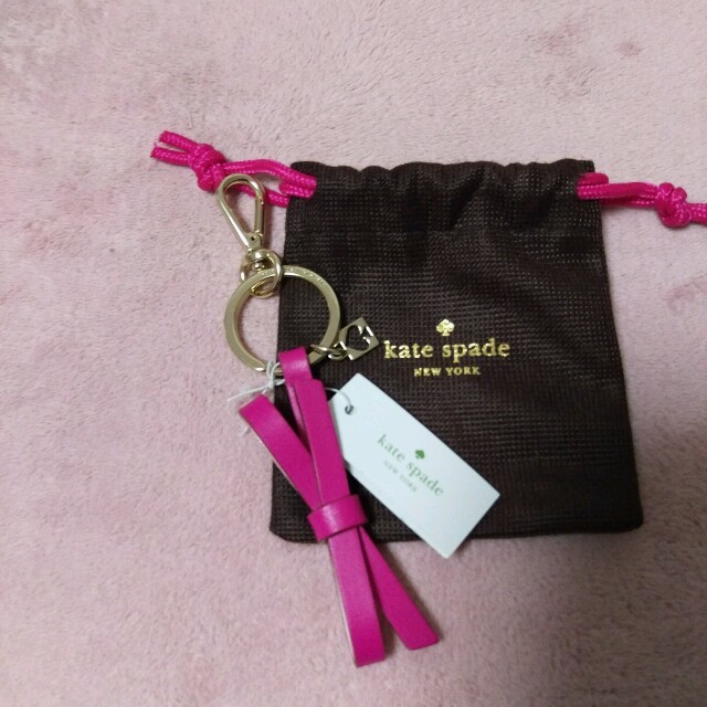 kate spade new york(ケイトスペードニューヨーク)の新品タグ付き♥ケイトスペード✨リボン🎀レザーチャーム♥ レディースのファッション小物(キーホルダー)の商品写真