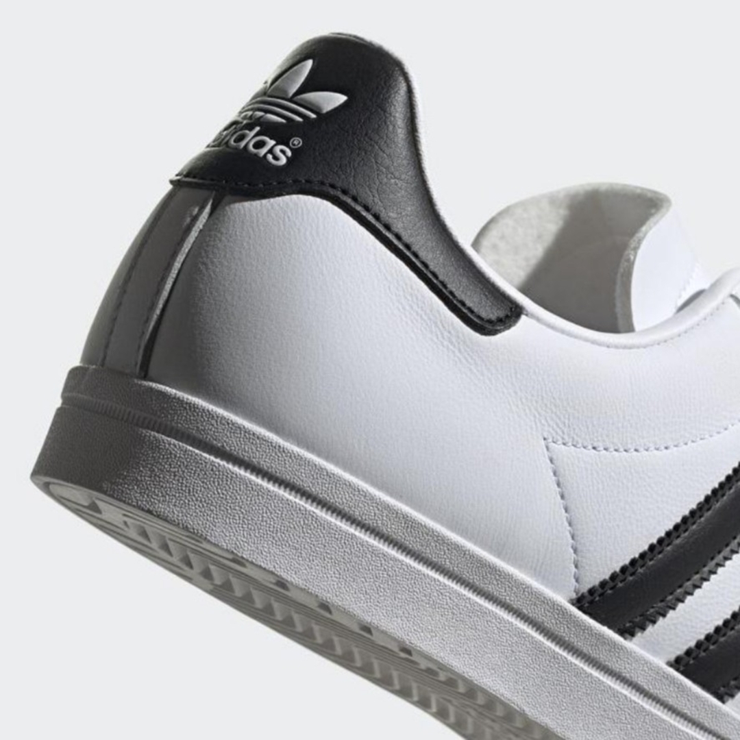 adidas(アディダス)の⭐新品28.0cm⭐アディダス　スニーカー　EE8900　ホワイト/ブラック メンズの靴/シューズ(スニーカー)の商品写真