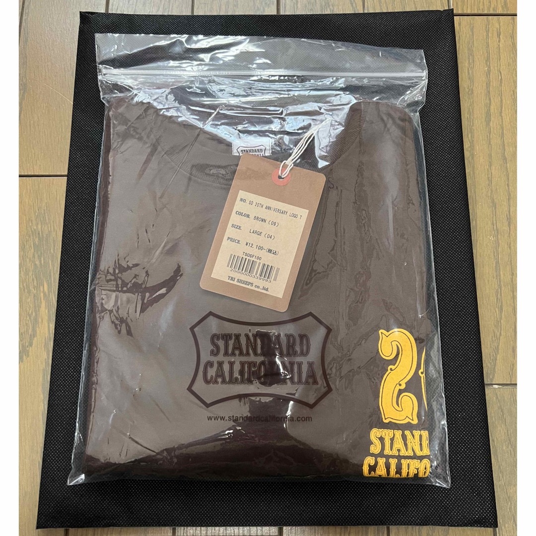 STANDARD CALIFORNIA(スタンダードカリフォルニア)のスタンダードカリフォルニア 20周年記念 アニバーサリー Tシャツ ブラウン L メンズのトップス(Tシャツ/カットソー(半袖/袖なし))の商品写真