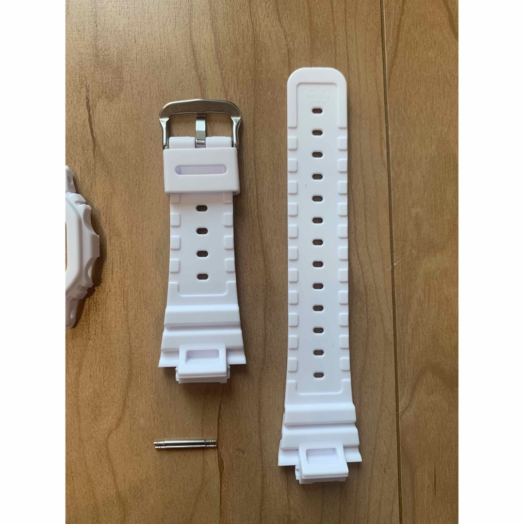 G-SHOCK(ジーショック)のCASIO G-SHOCK DW-5600系　ベゼル　ベルト　白　ホワイト メンズの時計(腕時計(デジタル))の商品写真