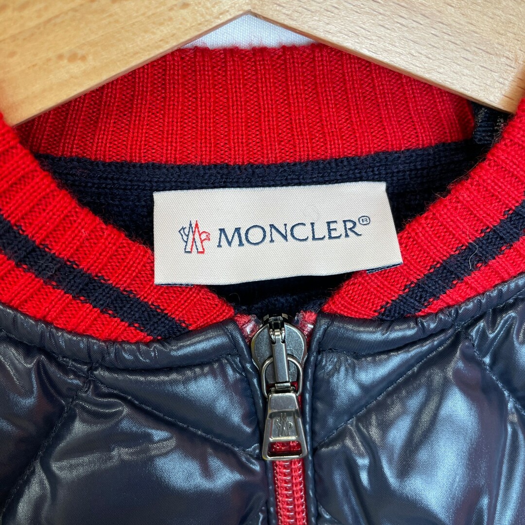 MONCLER(モンクレール)の新品未使用　モンクレール　ブルゾン　ニット　ネイビー　18/24 90 キッズ/ベビー/マタニティのキッズ服男の子用(90cm~)(ジャケット/上着)の商品写真