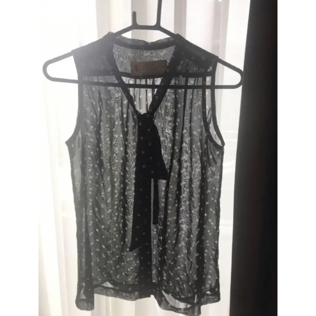 me & me couture(ミーアンドミークチュール)のme&me couture ドットノースリーブブラウス レディースのトップス(シャツ/ブラウス(半袖/袖なし))の商品写真