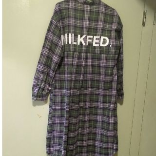 ミルクフェド(MILKFED.)のMILKFED バックプリントシャツワンピ　美品！！(ロングワンピース/マキシワンピース)