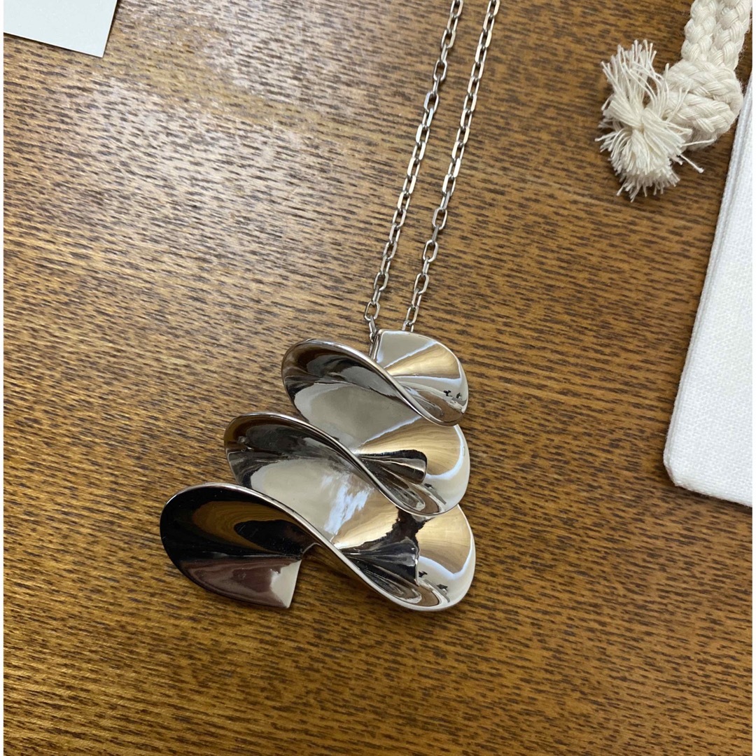R.ALAGAN 】WAVE BROOCH NECKLACE-SILVER | gvs.edu.eg