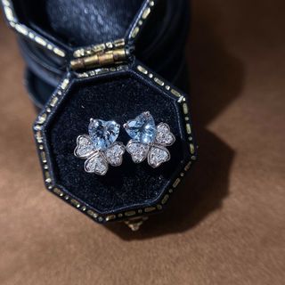 クローバーモチーフ　アクアマリンピアスk18(ピアス)