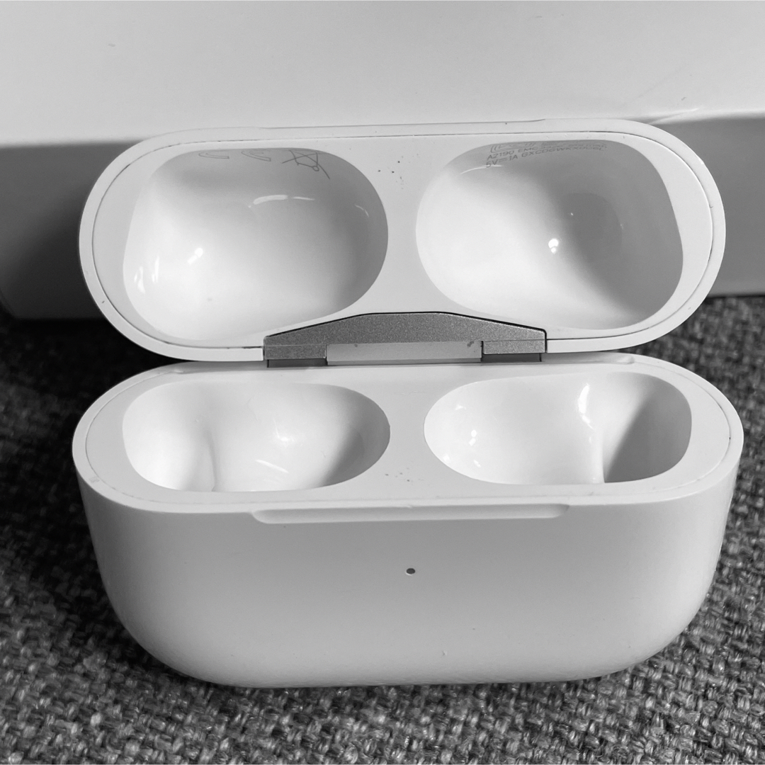 新品未使用 AirPods Pro MWP22J/A 充電ケース(充電器)のみ - イヤフォン