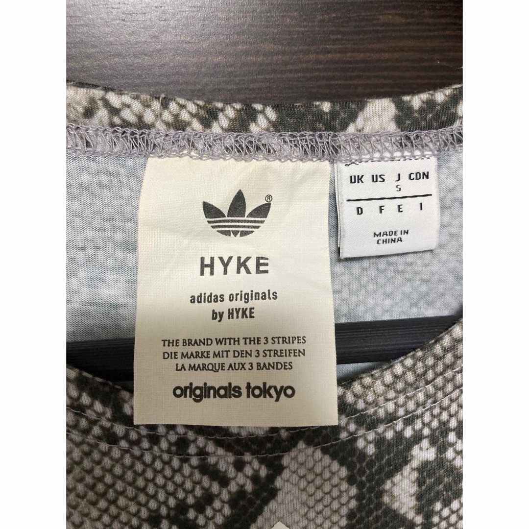 adidas(アディダス)のadidas HYKE パイソン柄Tシャツ レディースのトップス(Tシャツ(半袖/袖なし))の商品写真