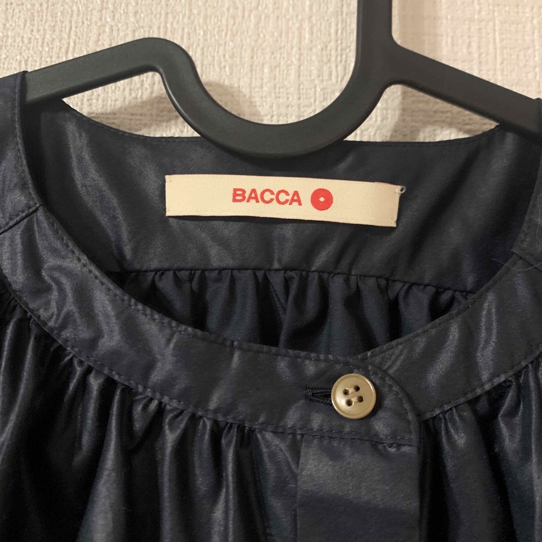 bacca バッカ シャイニングタイプライター ベルテッドブラウス