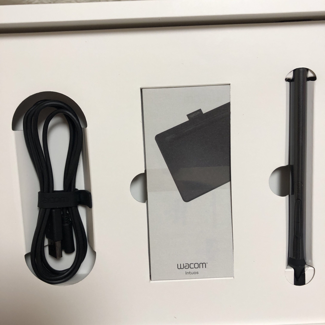 Wacom(ワコム)の【新品未使用】Wacom Intuos Medium ワイヤレス ブラック スマホ/家電/カメラのPC/タブレット(PC周辺機器)の商品写真