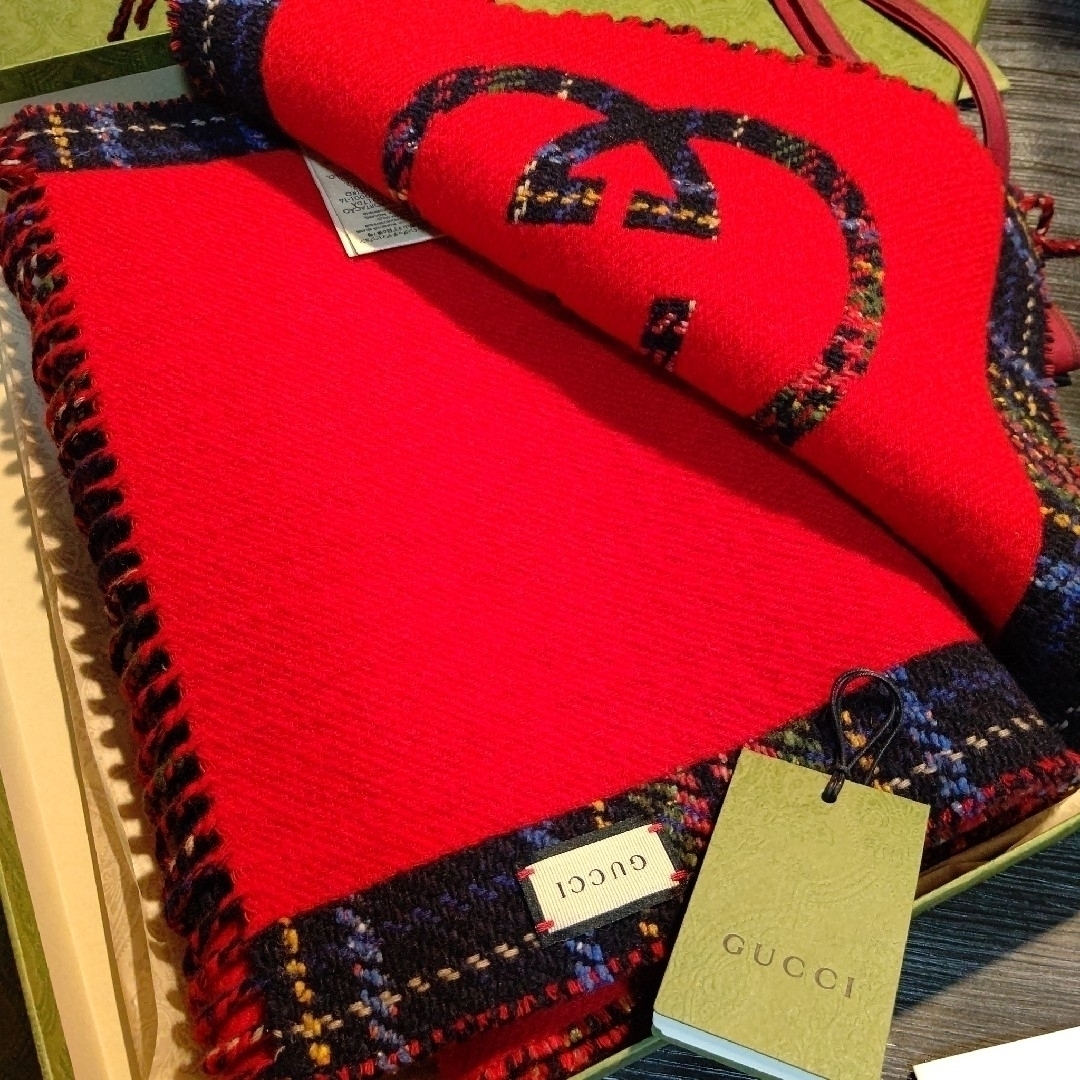Gucci(グッチ)の❤新品箱袋付❤GUCCI マフラー ストール スカーフ ショール❤定価１２万❤ レディースのファッション小物(マフラー/ショール)の商品写真
