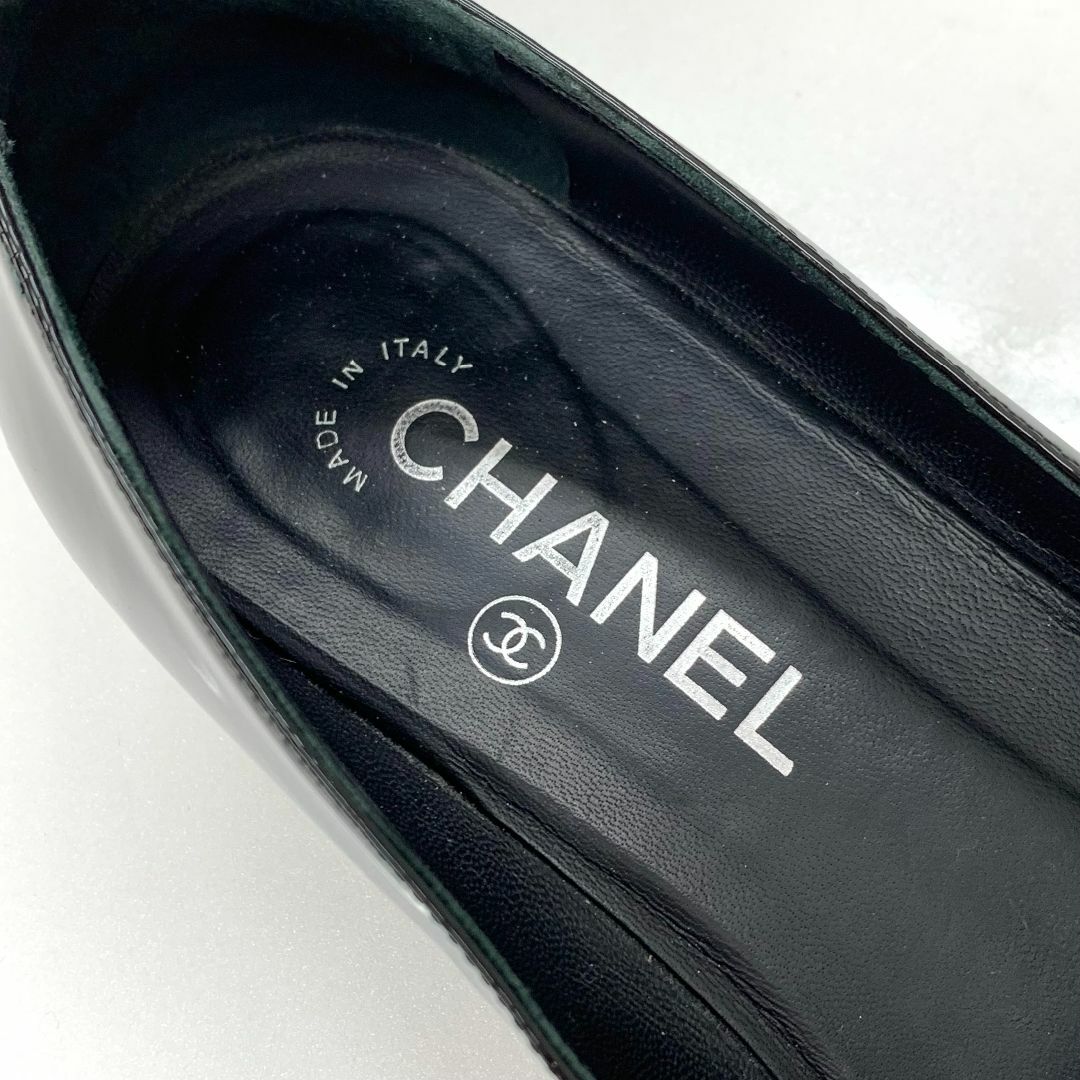 CHANEL(シャネル)の6979 シャネル パテント ココマーク パール フラットシューズ ブラック レディースの靴/シューズ(ローファー/革靴)の商品写真