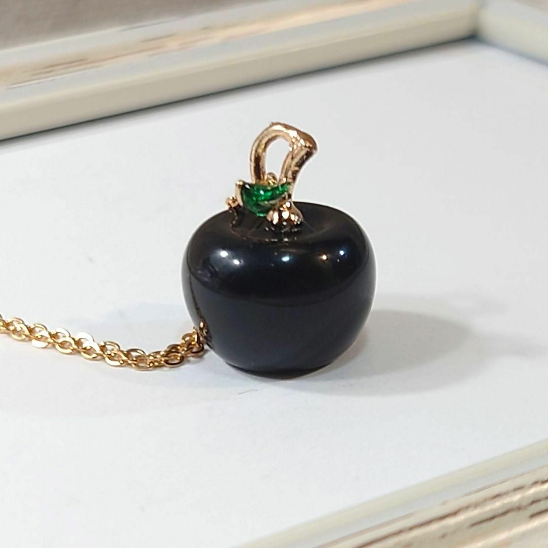 魔除けの石】ブラックオニキスで作られた黒リンゴの小さなネックレスの