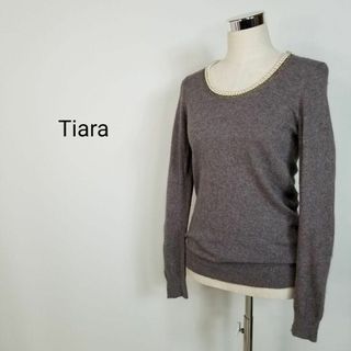 ティアラ(tiara)のTiaraパールビーズネックハイゲージニットプルオーバーM茶系ビジュー付(ニット/セーター)