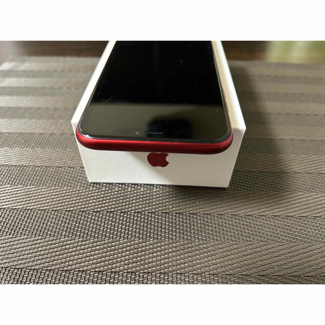 iPhone(アイフォーン)の【注目の美品！】iPhone XR レッド 64 GB Softbank スマホ/家電/カメラのスマートフォン/携帯電話(スマートフォン本体)の商品写真