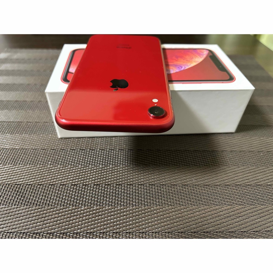 iPhone(アイフォーン)の【注目の美品！】iPhone XR レッド 64 GB Softbank スマホ/家電/カメラのスマートフォン/携帯電話(スマートフォン本体)の商品写真