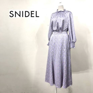 スナイデル(SNIDEL)のsnidel セットアップ　紫　パープル　花柄 スカート トップス(セット/コーデ)