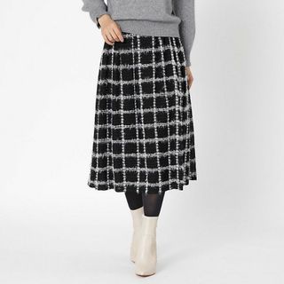 トゥービーシック(TO BE CHIC)の大きいサイズ新品TO BE CHICフェザーチェックスカート44　黒53900円(ロングスカート)