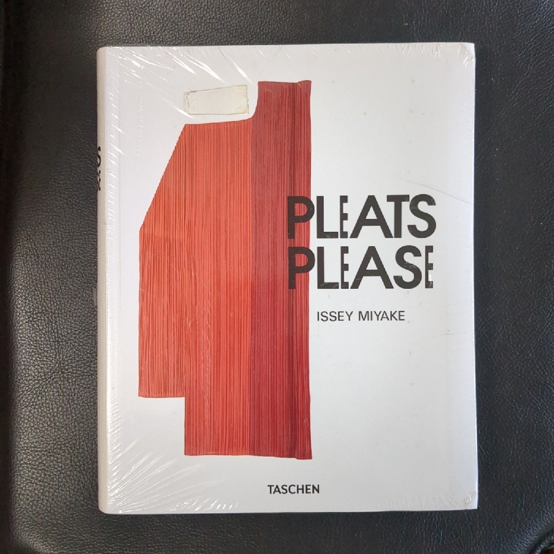 PLEATS PLEASE : ISSEY MIYAKE/TACHEN