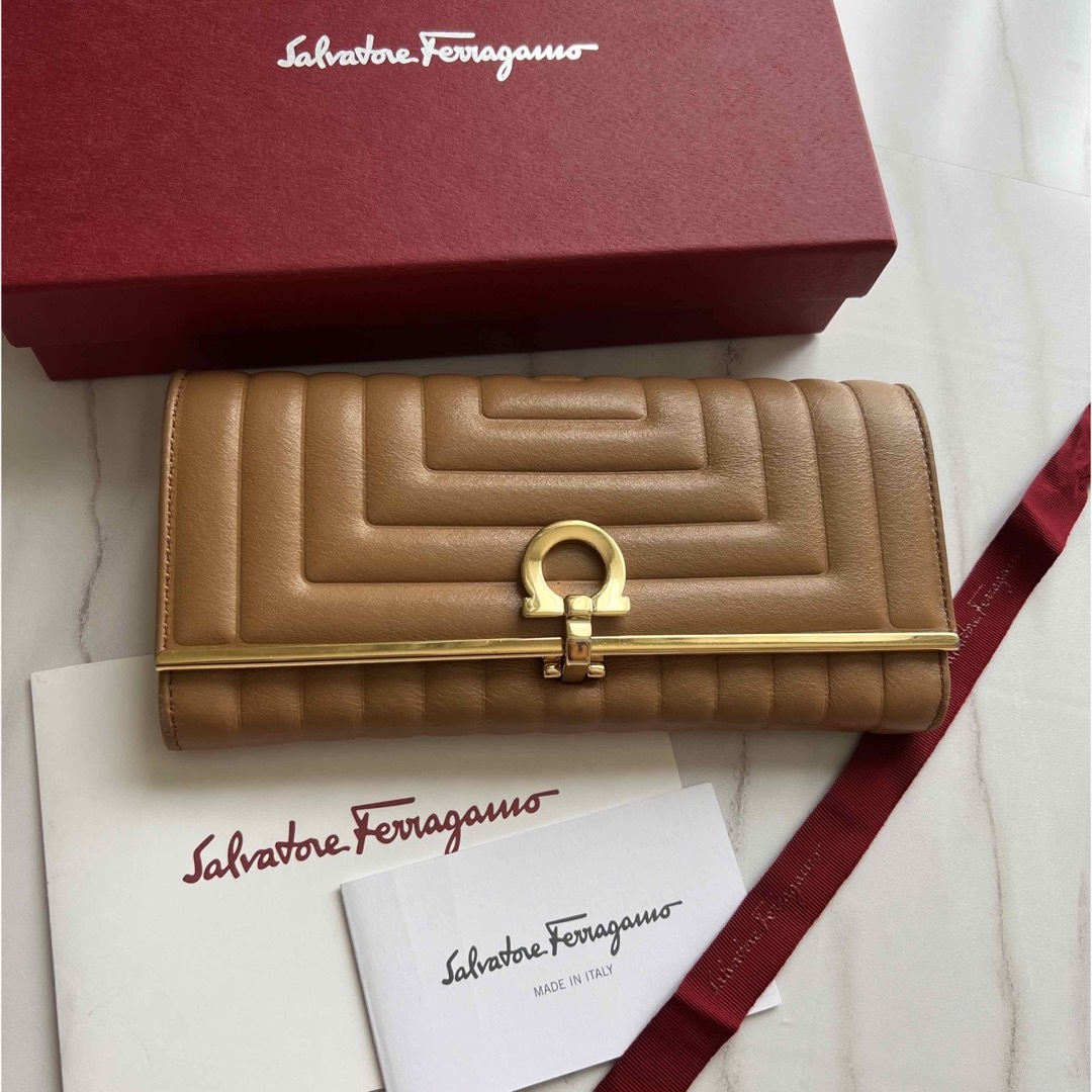 762 極上美品 Ferragamo サルヴァトーレフェラガモ 2つ折り 長財布