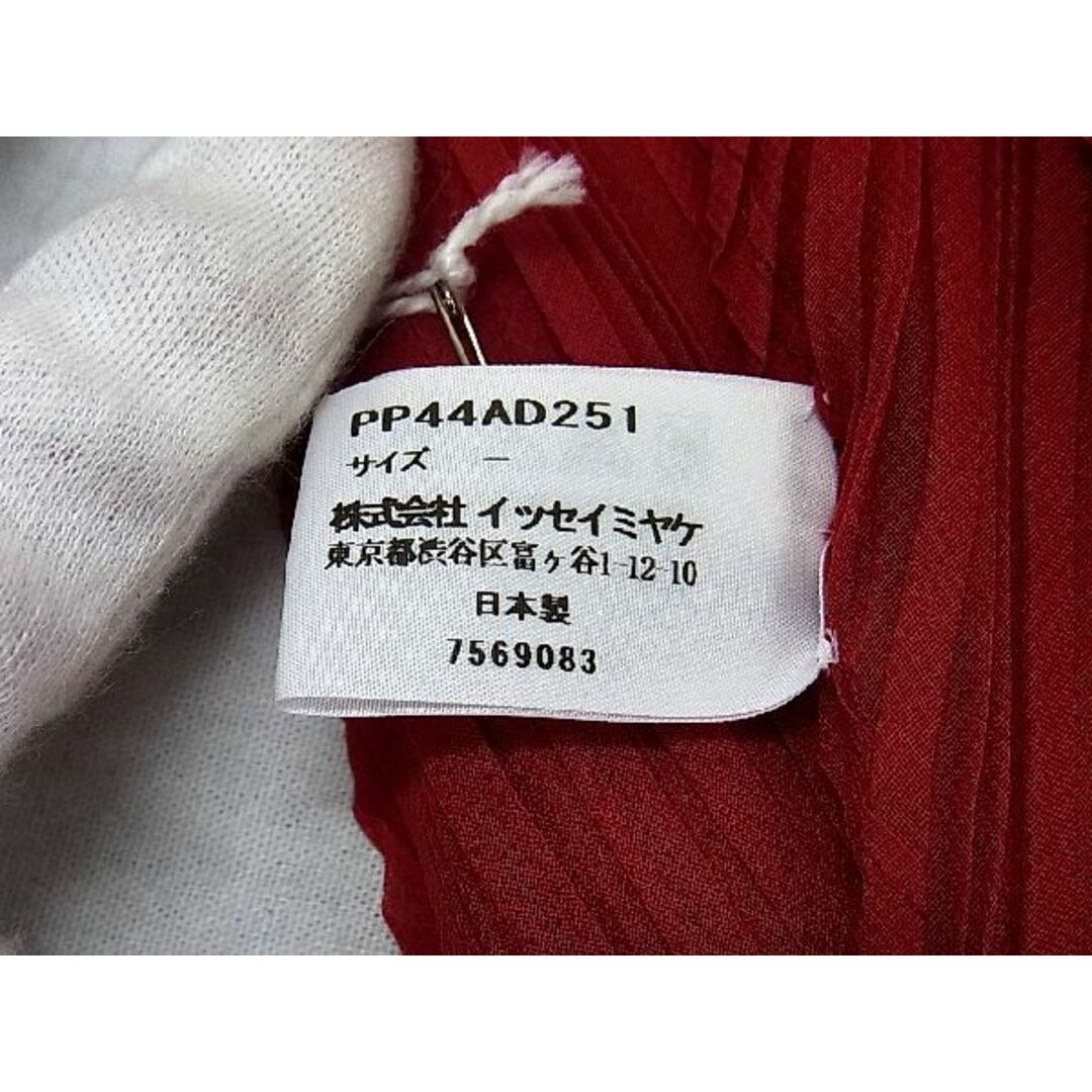 ISSEY MIYAKE(イッセイミヤケ)の■新品■未使用■ ISSEY MIYAKE イッセイミヤケ PLEATS PLEASE ポリエステル100％ ストール ショール レディース レッド系 AM6397 レディースのアクセサリー(その他)の商品写真