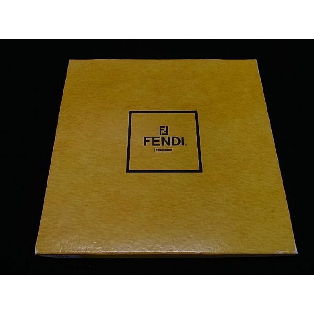 FENDI(フェンディ)の■新品■未使用■ FENDI フェンディ コットン100％ ハンカチ ハンカチーフ 3枚セット ピンク系 イエロー系 ブルー系 AQ1317  メンズのメンズ その他(その他)の商品写真