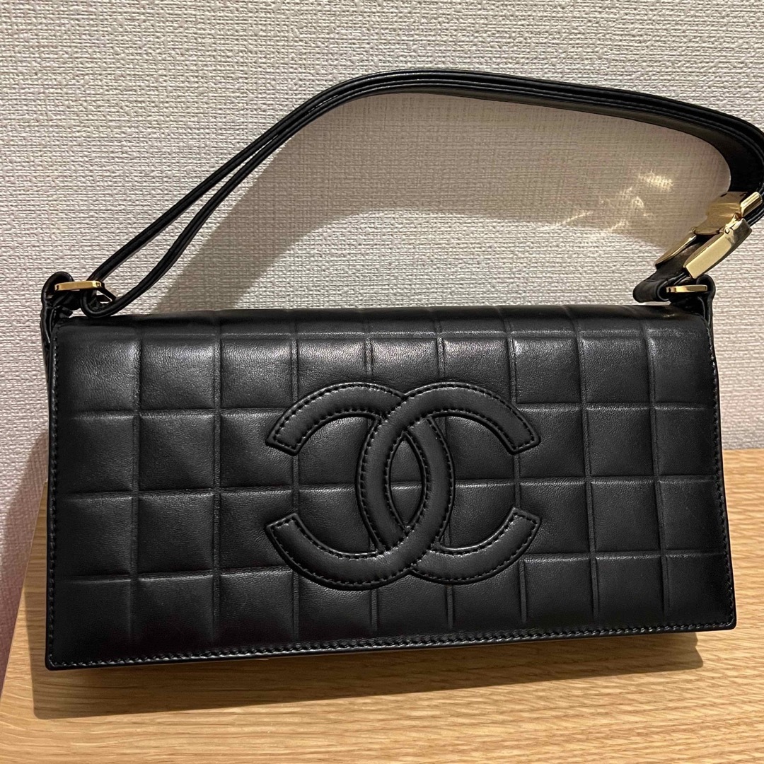 CHANEL(シャネル)の新品同様　CHANEL シャネル　チョコバー　ショルダーバッグ　 レディースのバッグ(ショルダーバッグ)の商品写真