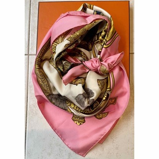 エルメス(Hermes)の鮮やかで美しいピンク　エルメス　スカーフ　カレ90(バンダナ/スカーフ)