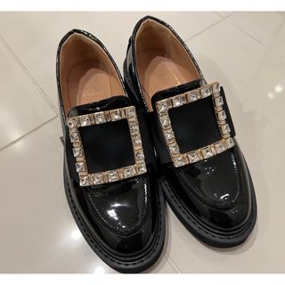 ロジェヴィヴィエ(ROGER VIVIER)の【最終値下げ】ロジェヴィヴィエ風 ビジューローファー(ローファー/革靴)