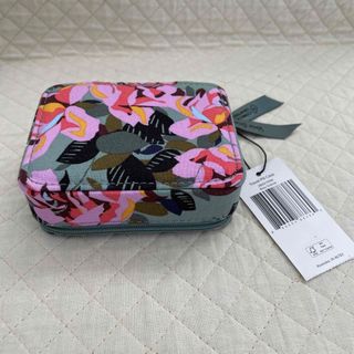 ヴェラブラッドリー(Vera Bradley)の新品　ヴェラブラッドリー　トラベルピルケース　薬入れ　小物入れ　可憐なバラ柄(その他)