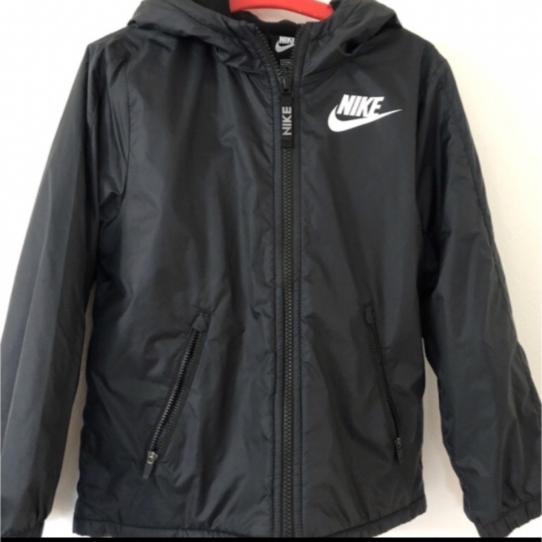 NIKE(ナイキ)のナイキ　ウィンドブレーカー　ブラック　120〜130 キッズ/ベビー/マタニティのキッズ服男の子用(90cm~)(ジャケット/上着)の商品写真