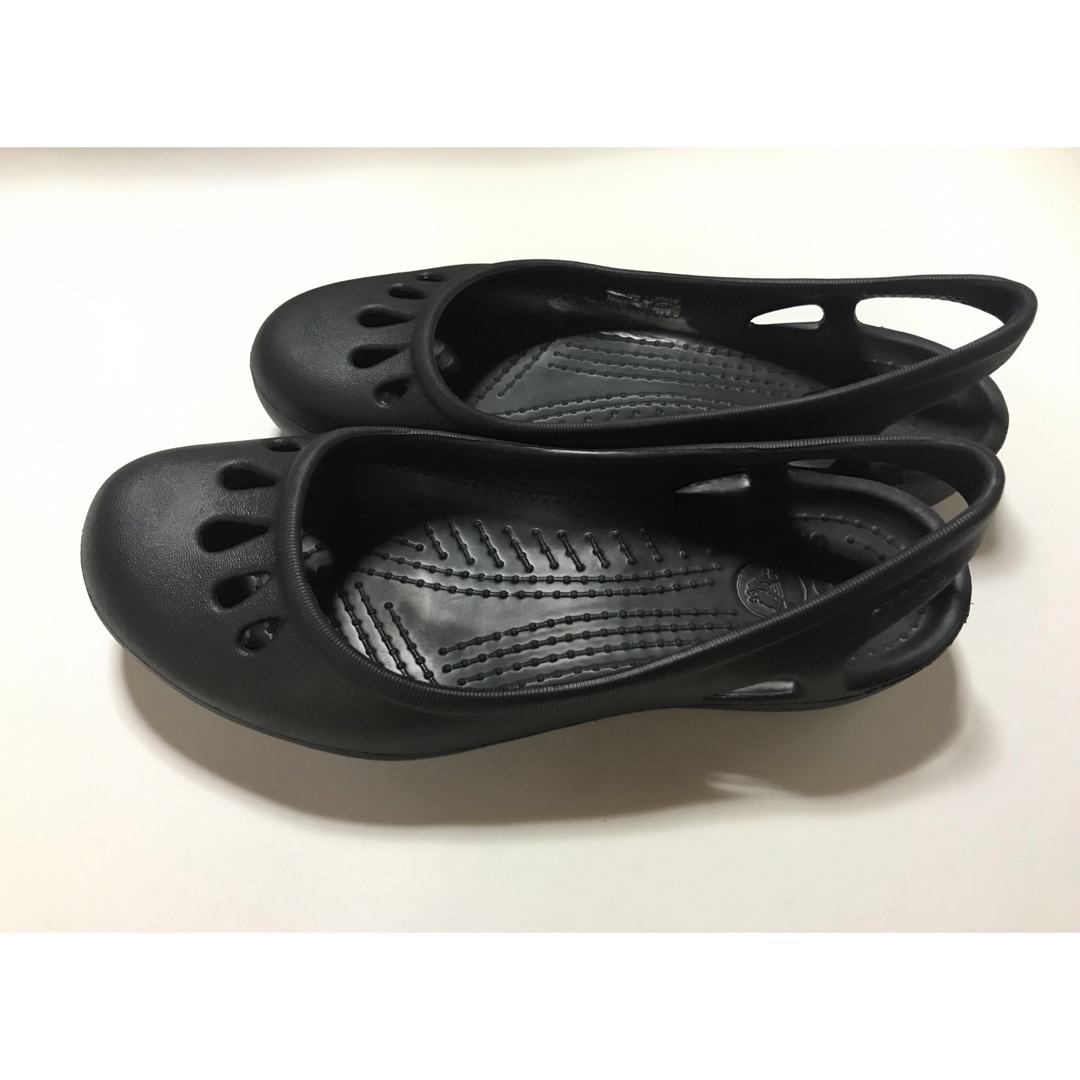 crocs(クロックス)のクロックスサンダル　黒　23〜23.5cm レディースの靴/シューズ(サンダル)の商品写真