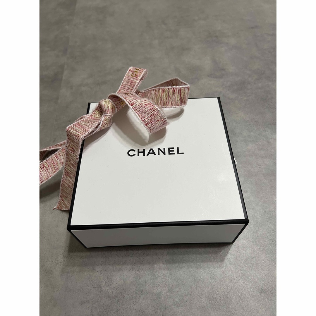 CHANEL(シャネル)のCHANEL箱とリボン インテリア/住まい/日用品のオフィス用品(ラッピング/包装)の商品写真