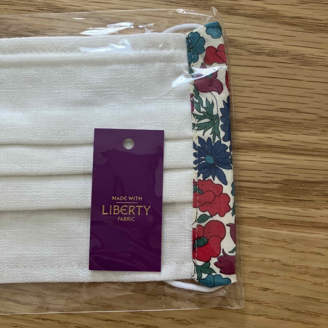 LIBERTY.(リバティ)の【新品】FABRIC’S リバティ使用マスク インテリア/住まい/日用品の日用品/生活雑貨/旅行(日用品/生活雑貨)の商品写真