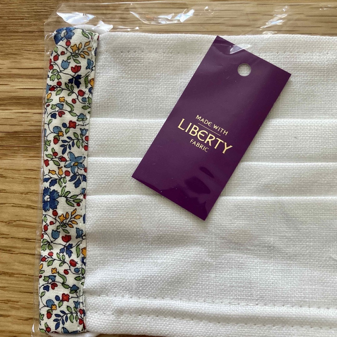 LIBERTY.(リバティ)の【新品】FABRIC’S リバティ使用マスク インテリア/住まい/日用品の日用品/生活雑貨/旅行(日用品/生活雑貨)の商品写真