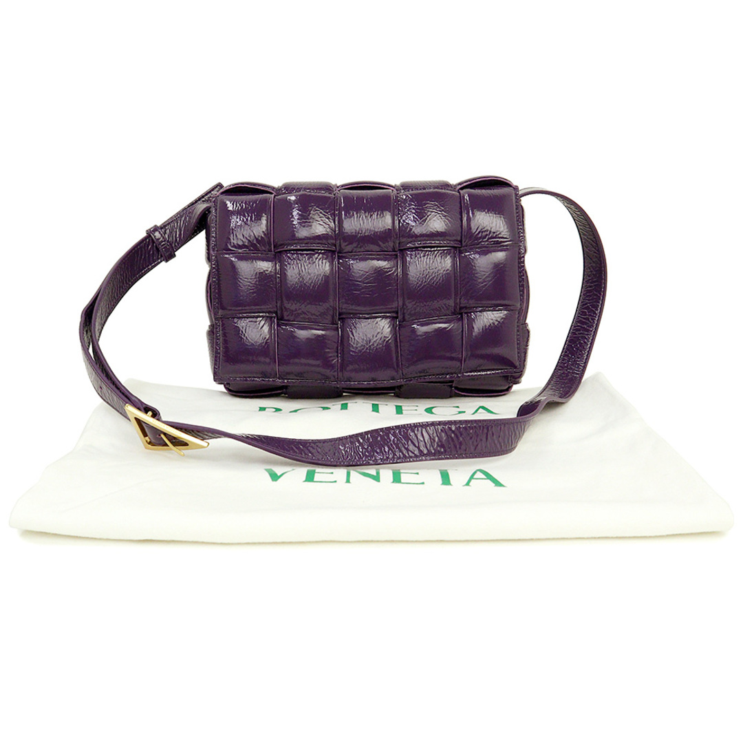 Bottega Veneta(ボッテガヴェネタ)のボッテガヴェネタ パデッド カセット ショルダーバッグ 斜め掛け ディアスキン レザー ボンデッドラムスキン レザー レーズン パープル 紫 アンティークゴールド金具 591970 BOTTEGA VENETA（新品・未使用品） レディースのバッグ(ショルダーバッグ)の商品写真