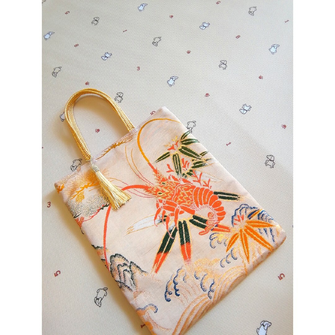 伊勢海老や花柄　正絹の袋帯をリメイクしたトートバッグです。タッセル付き。 レディースの水着/浴衣(帯)の商品写真