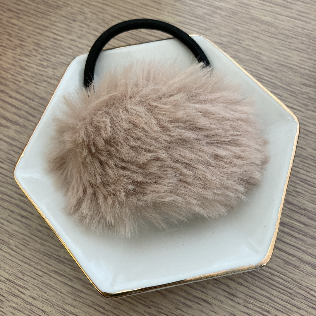新品 未使用】 定価1280円 ベージュ ファー ヘアゴムの通販 by きのこ