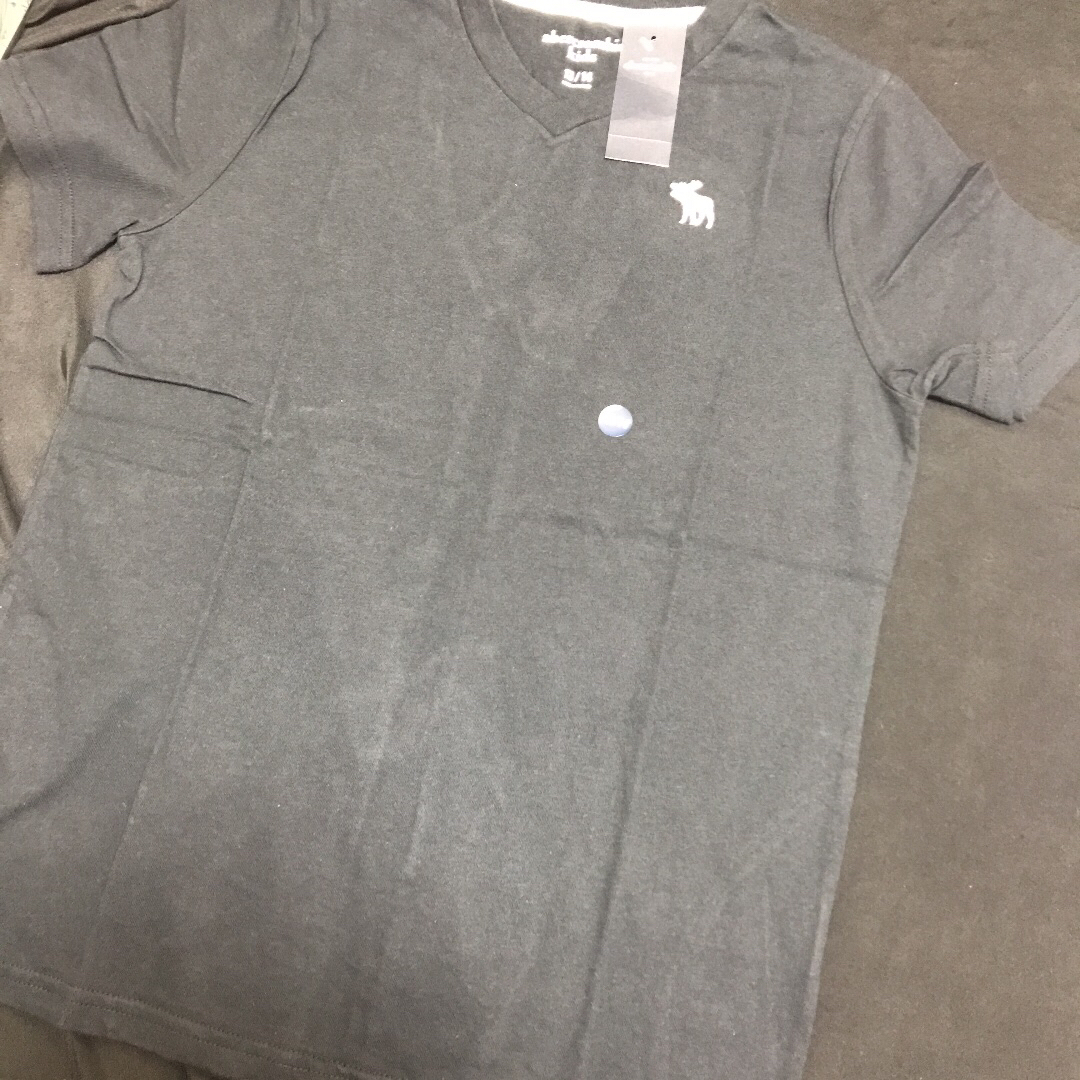 Abercrombie&Fitch(アバクロンビーアンドフィッチ)のXS◎新品正規品◎アバクロ◎VネックTシャツ ◎送料込 メンズのトップス(Tシャツ/カットソー(半袖/袖なし))の商品写真