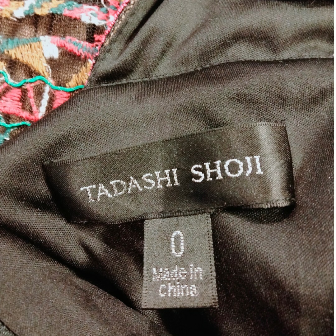 TADASHI SHOJI(タダシショウジ)のTadashi Shoji タダシショージ　黒地に刺繍が美しいワンピース　0 レディースのワンピース(ひざ丈ワンピース)の商品写真