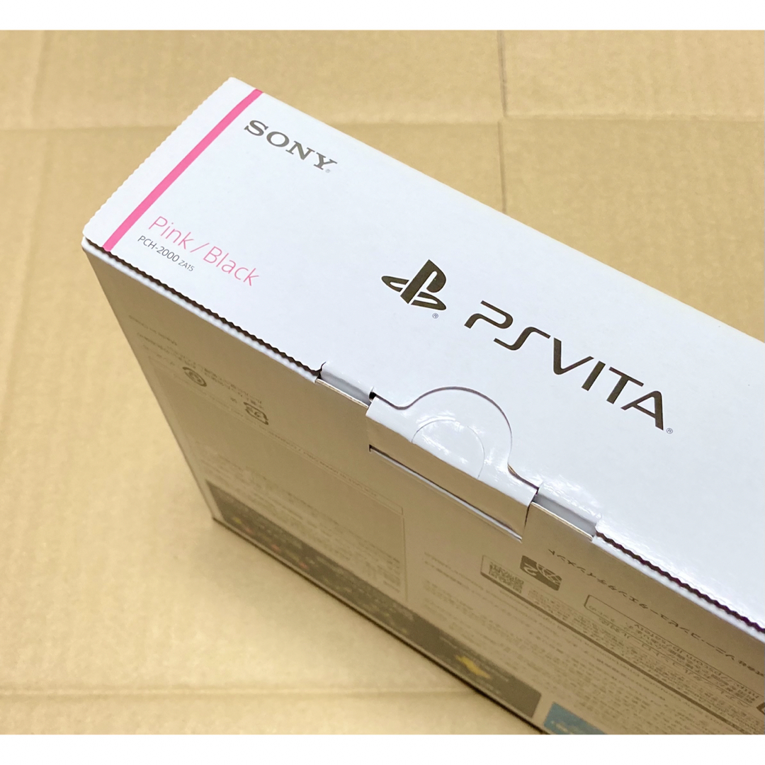 PlayStation Vita(プレイステーションヴィータ)の【新品未使用品】PS Vita PCH-2000ZA15 ピンク／ブラック エンタメ/ホビーのゲームソフト/ゲーム機本体(携帯用ゲーム機本体)の商品写真