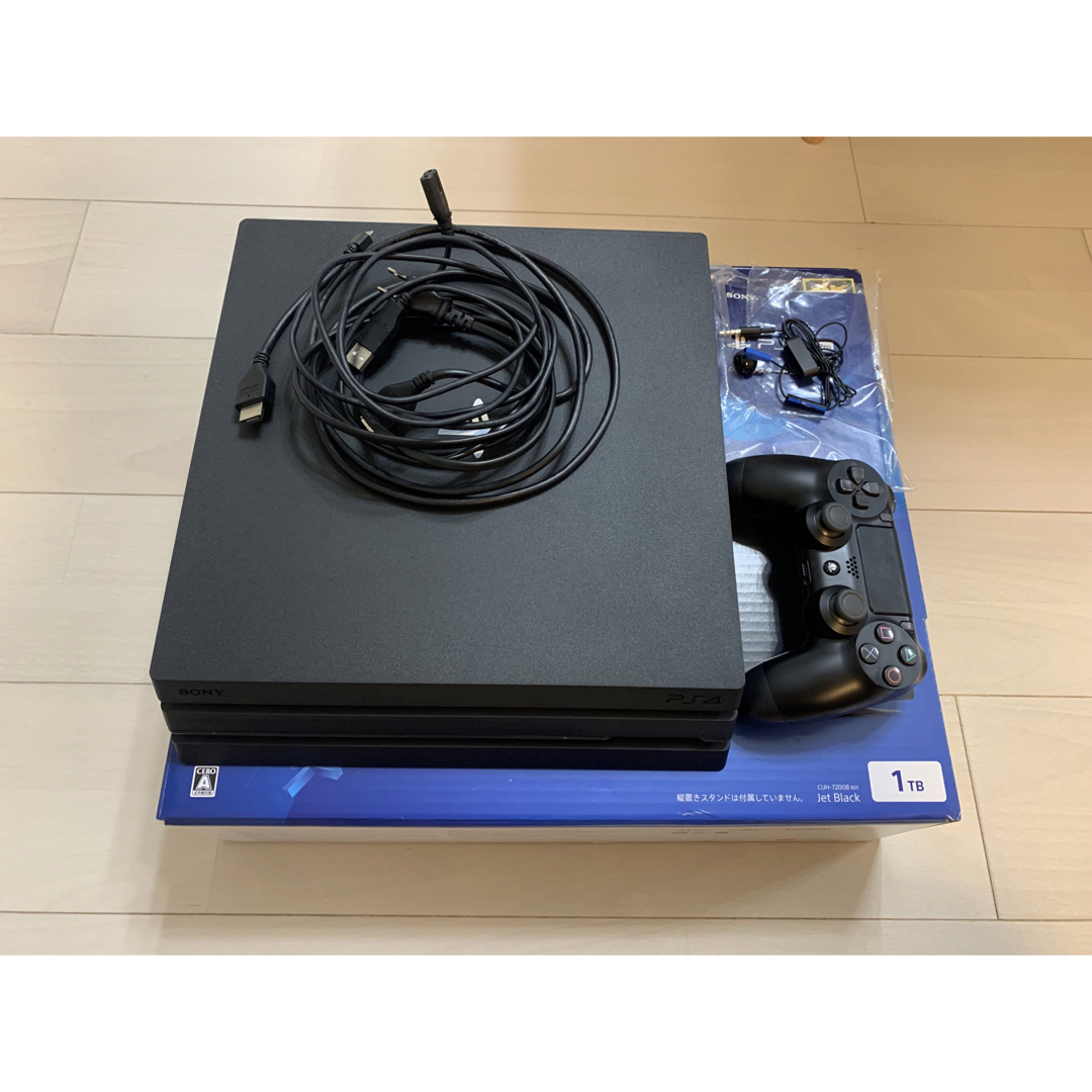 PlayStation4(プレイステーション4)のPS4 PRO 本体　ブラック　1TB エンタメ/ホビーのゲームソフト/ゲーム機本体(家庭用ゲーム機本体)の商品写真